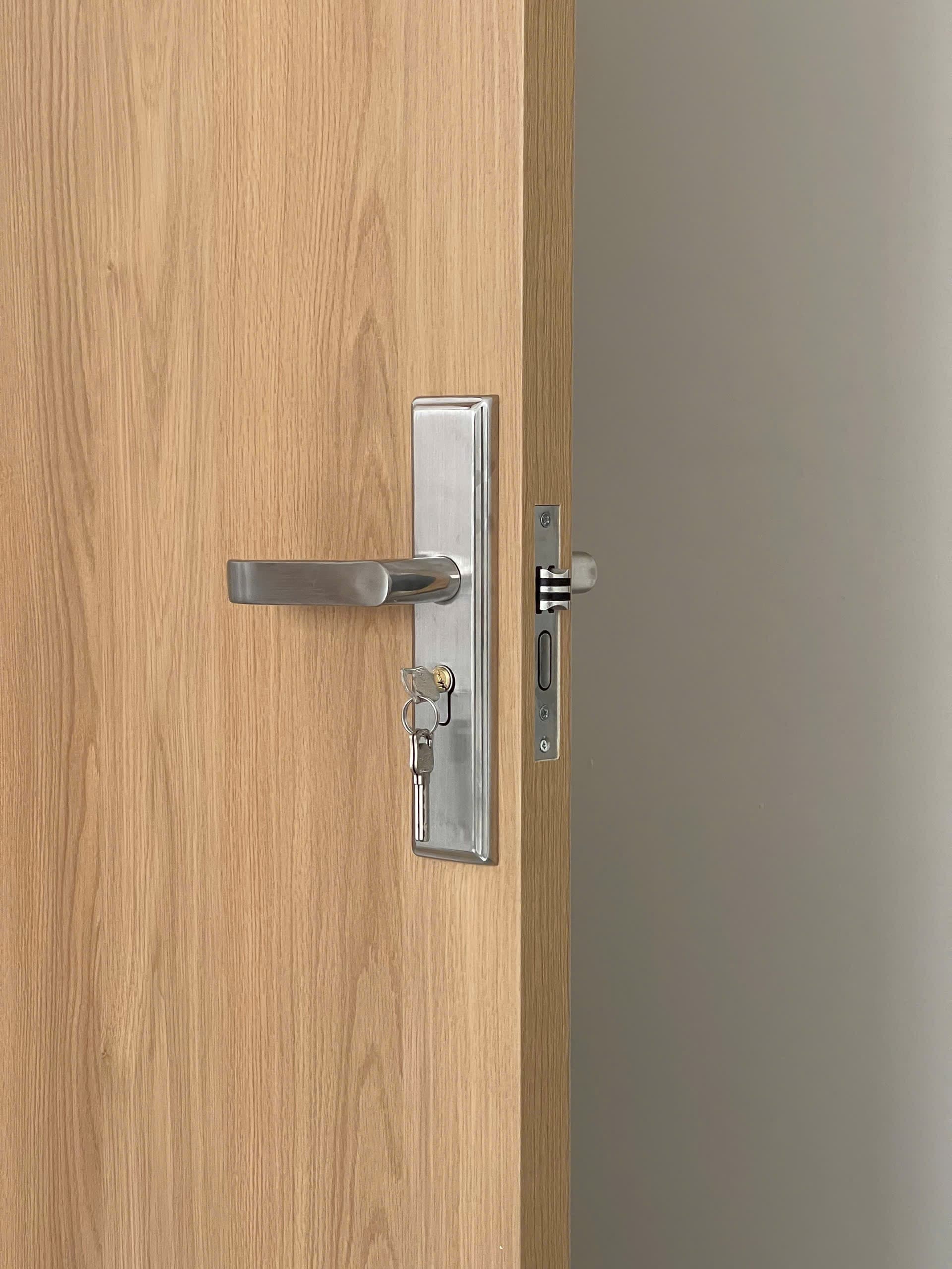 Khóa cửa và các phụ kiện khác