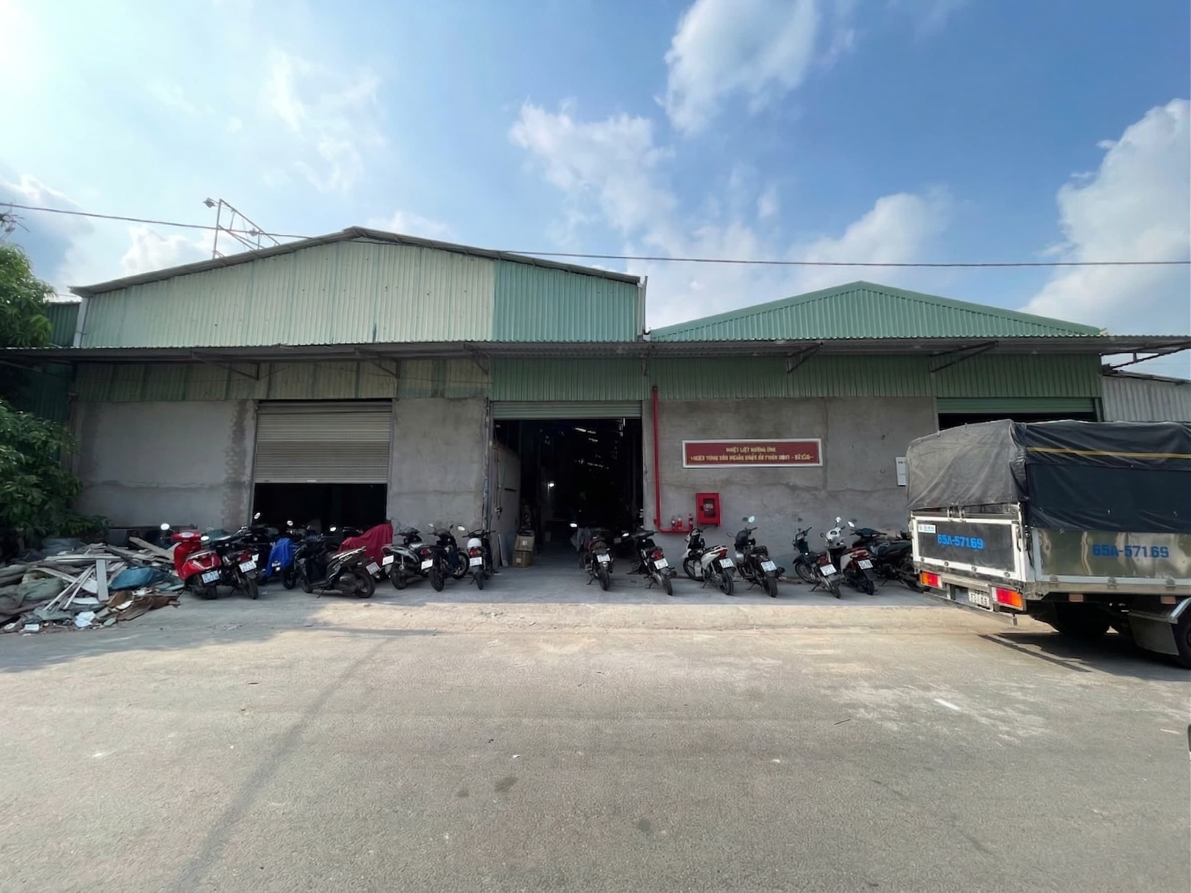 Bên ngoài nhà máy Mivicomposite