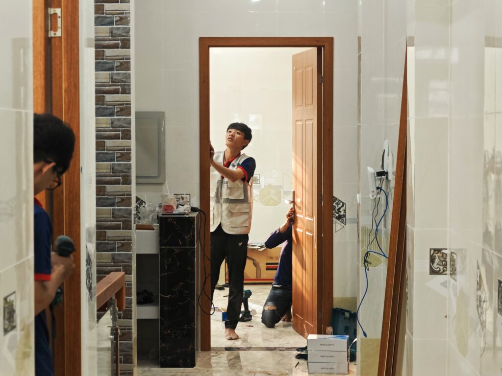 Đo và cắt khung bao theo kích thước ô chờ