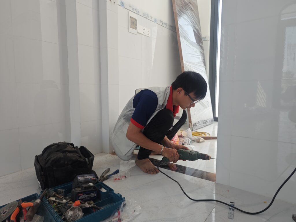 Khoan tường và lắp pát kết nối