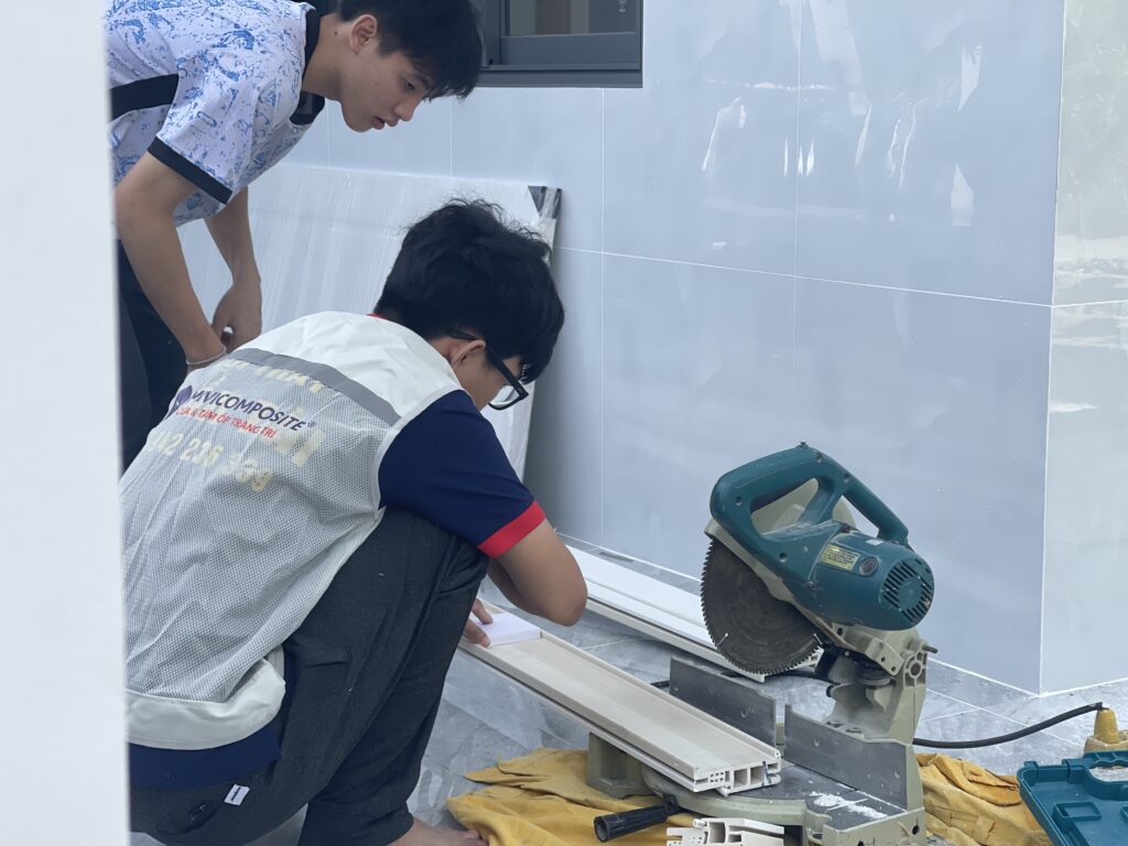 Khung bao cửa composite được cắt góc 45 độ bằng máy