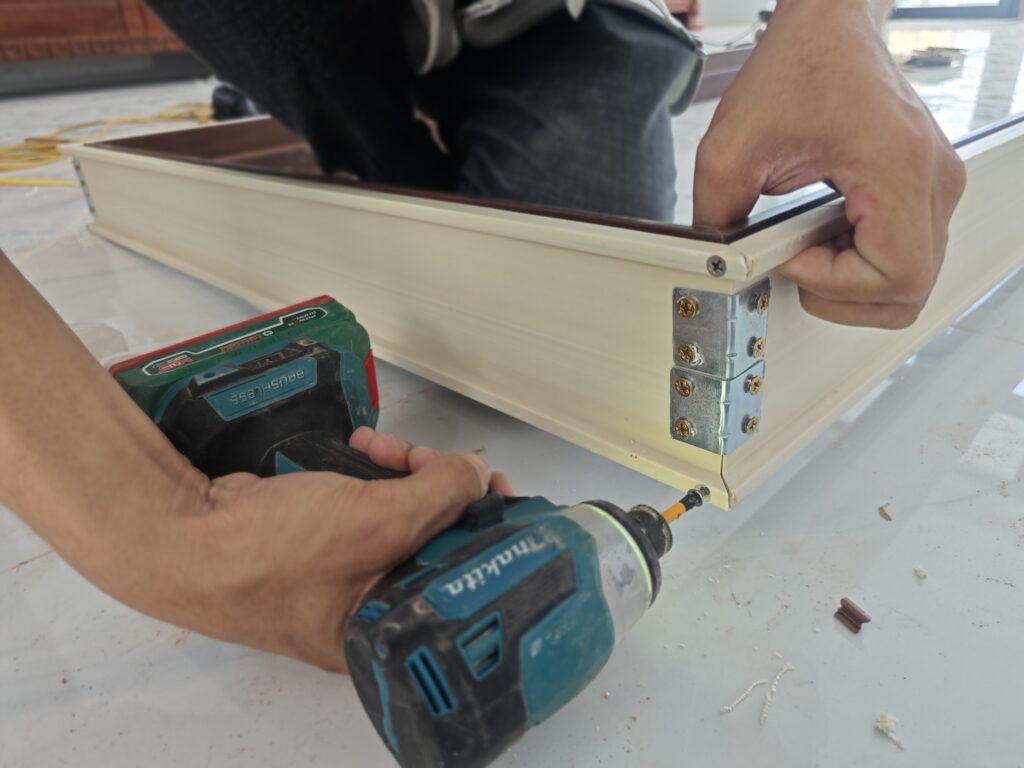 Kết nối pát chữ V với khung bao bằng vít