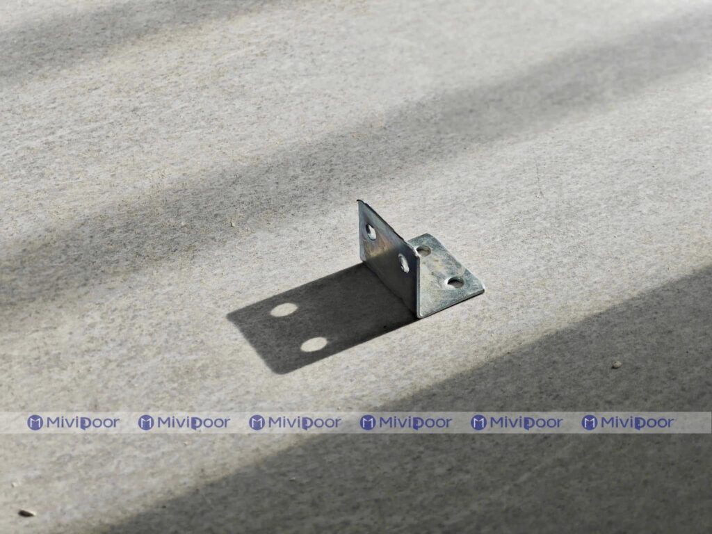 Pát sắt chữ V gồm 4 lỗ ốc