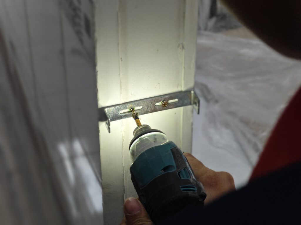 Cố định pát trên tường