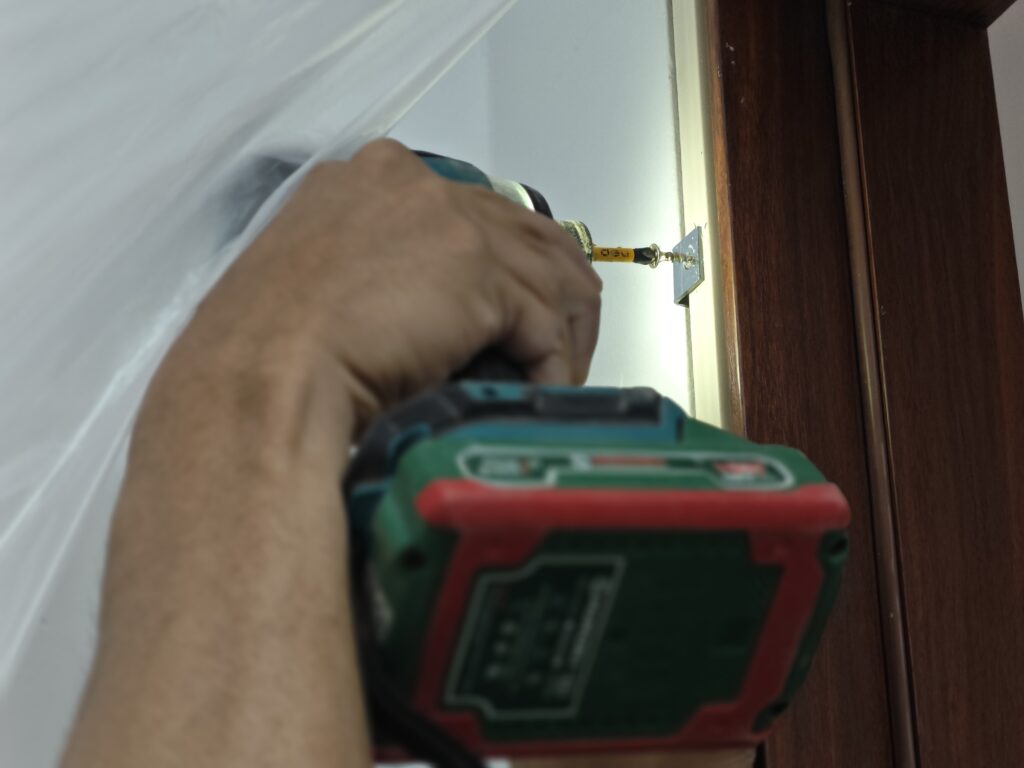 Kết nối khung bao với tường bằng vít thông qua pát sắt