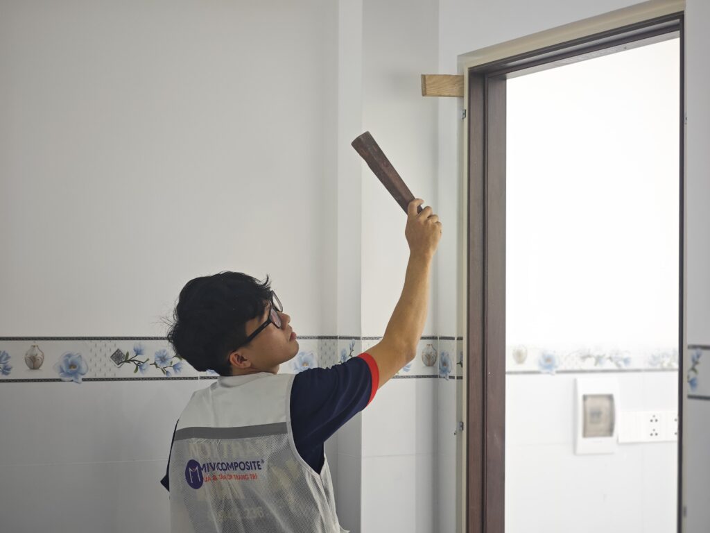 Lên khung bao và sử dụng tấm nêm để canh chỉnh độ hở