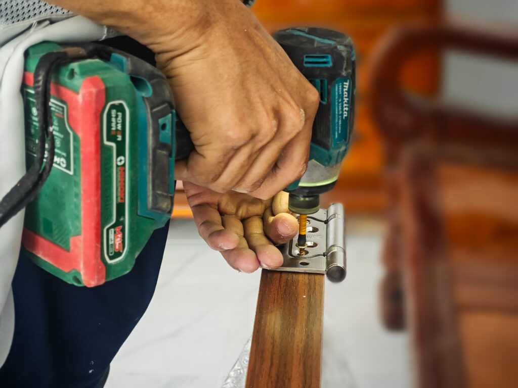 Bắt vít cố định bản lề với cửa