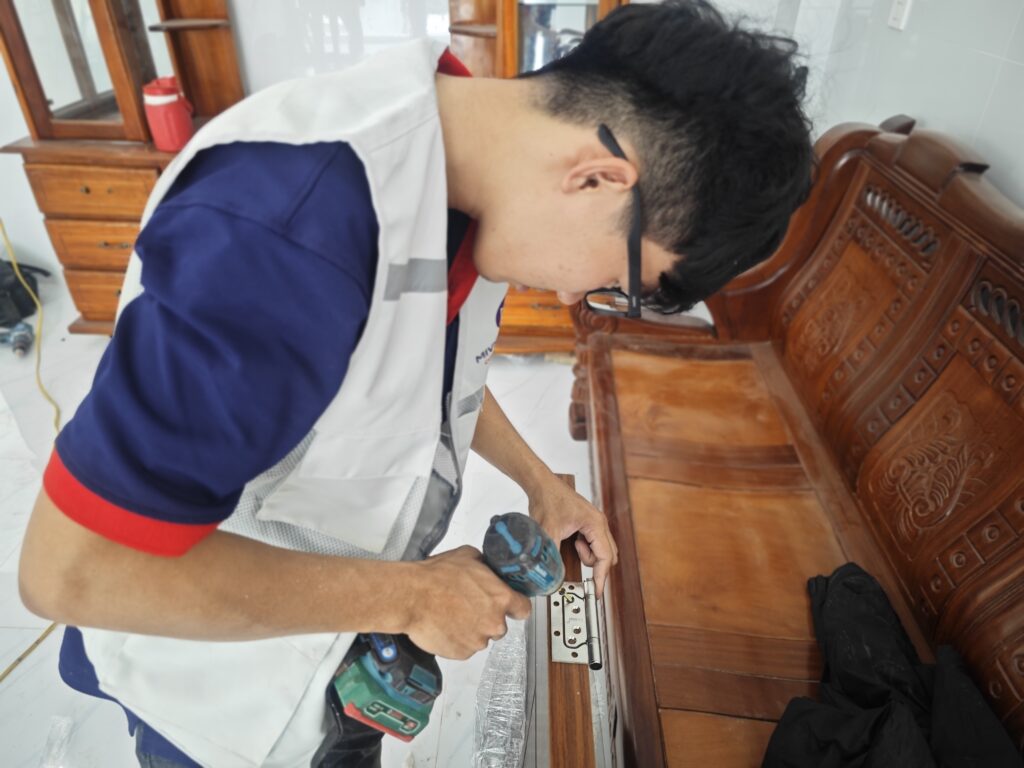 Căn vị trí bản lề theo chiều dài cánh cửa