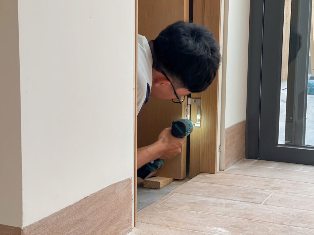 Sử dụng miếng nêm khi treo cửa giúp tạo khoảng hở đóng mở mượt mà