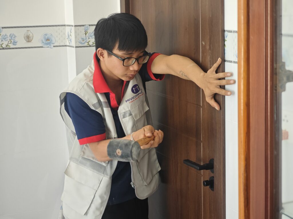 Đóng dần thanh nẹp hai bên và hoàn thiện bộ cửa