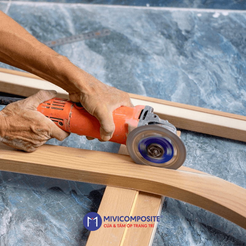 Cắt khung bao cửa nhựa PVC nhà vệ sinh