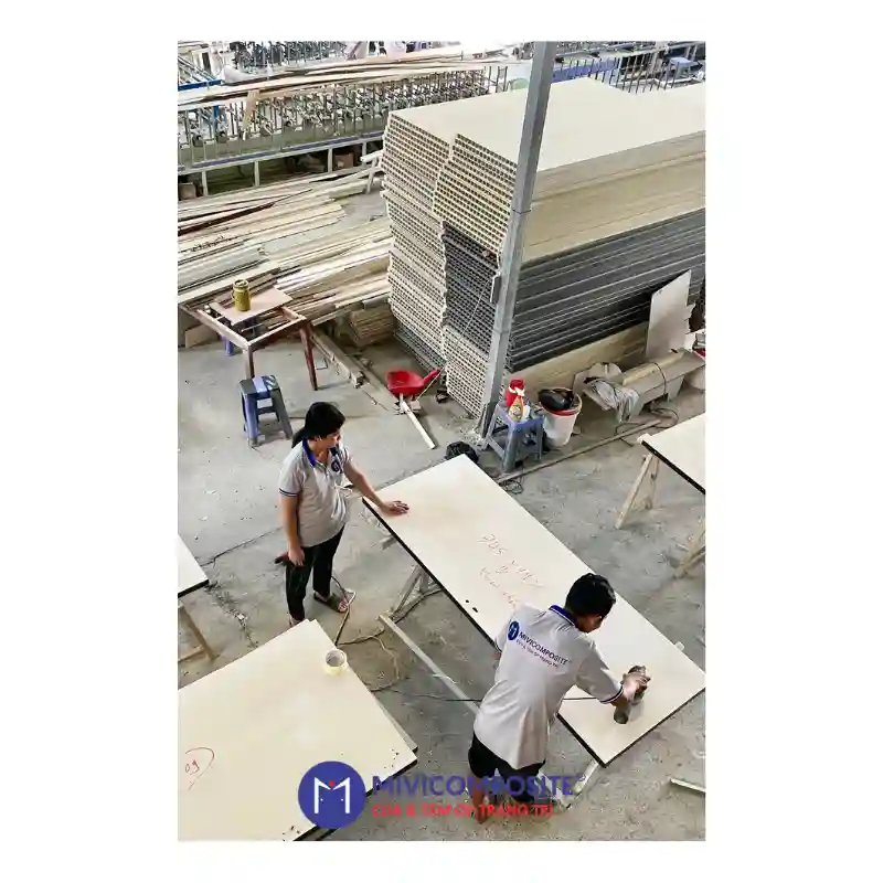 Xưởng sản xuất cửa composite