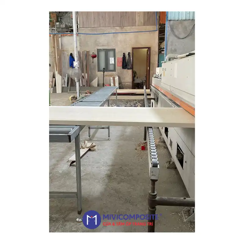 Xưởng sản xuất cửa composite