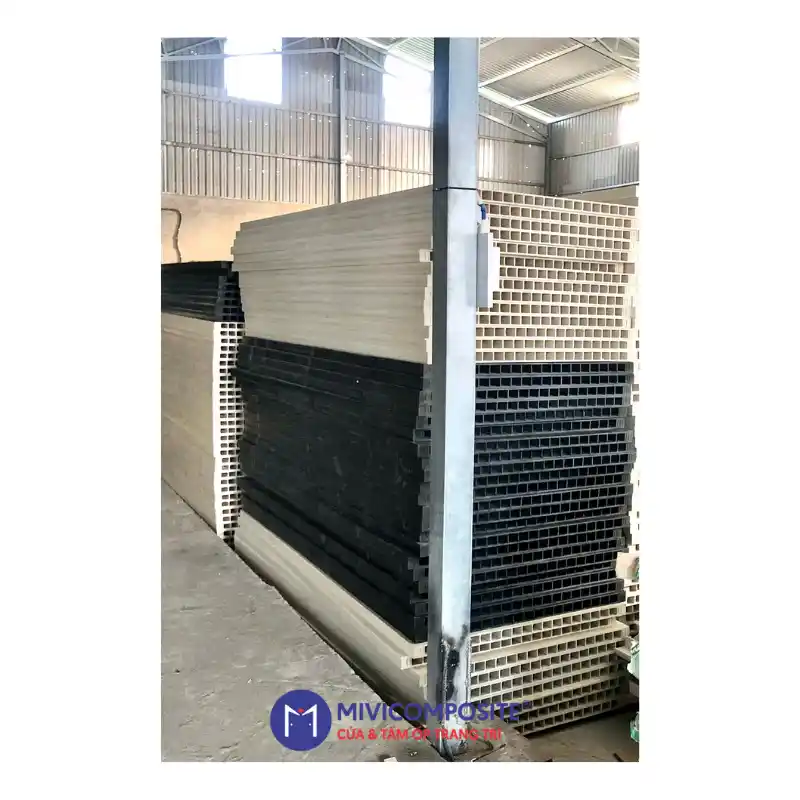 Xưởng sản xuất cửa composite