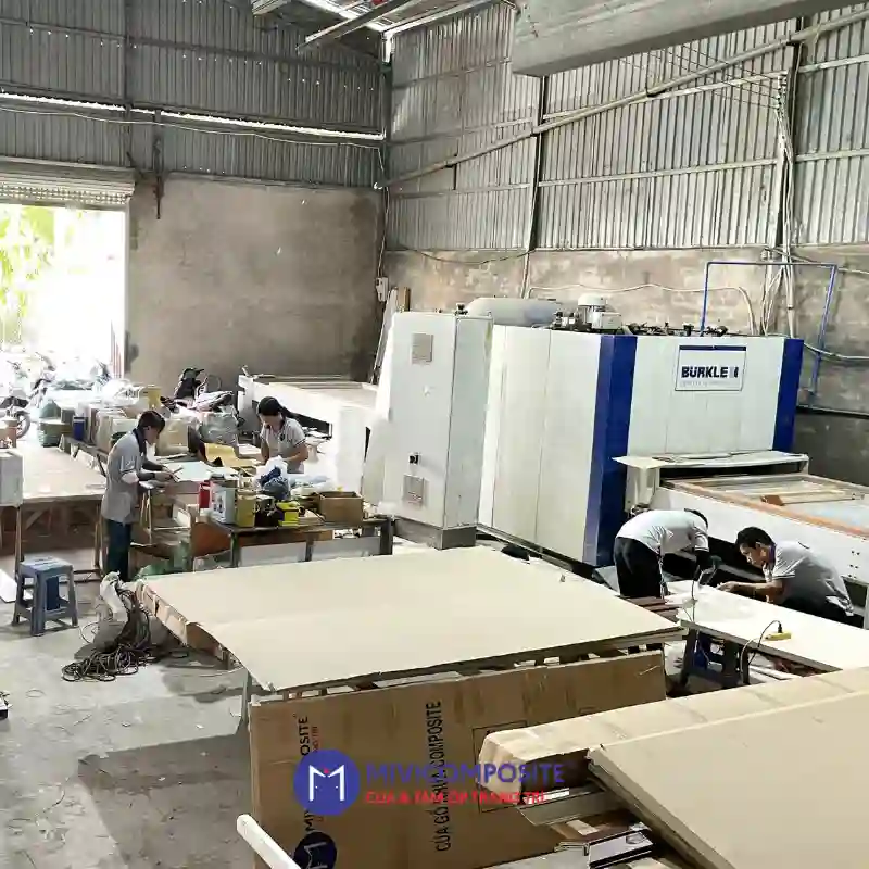 Xưởng sản xuất cửa composite