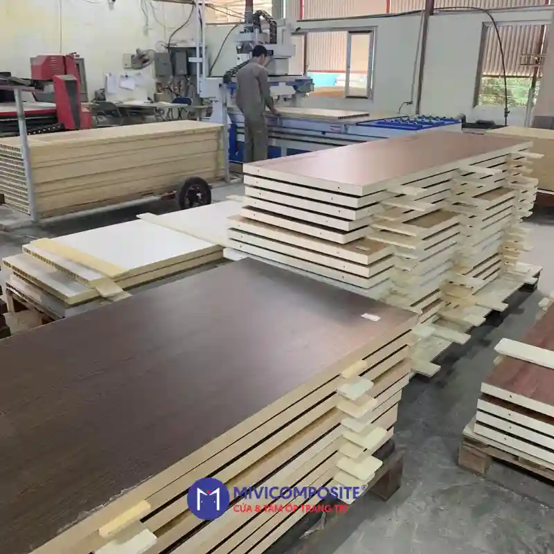 Xưởng sản xuất cửa composite